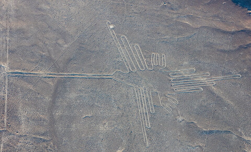 Geoglifo del Colibrí visto desde el aire en las Líneas de Nazca