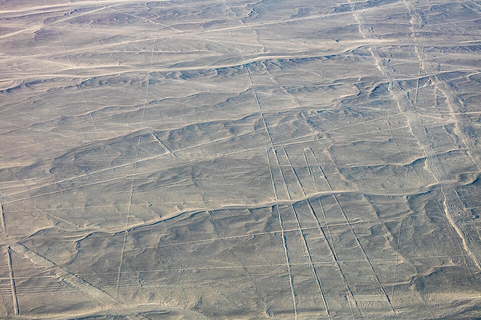 Pampas de Nazca con trazos visibles desde el aire durante el sobrevuelo