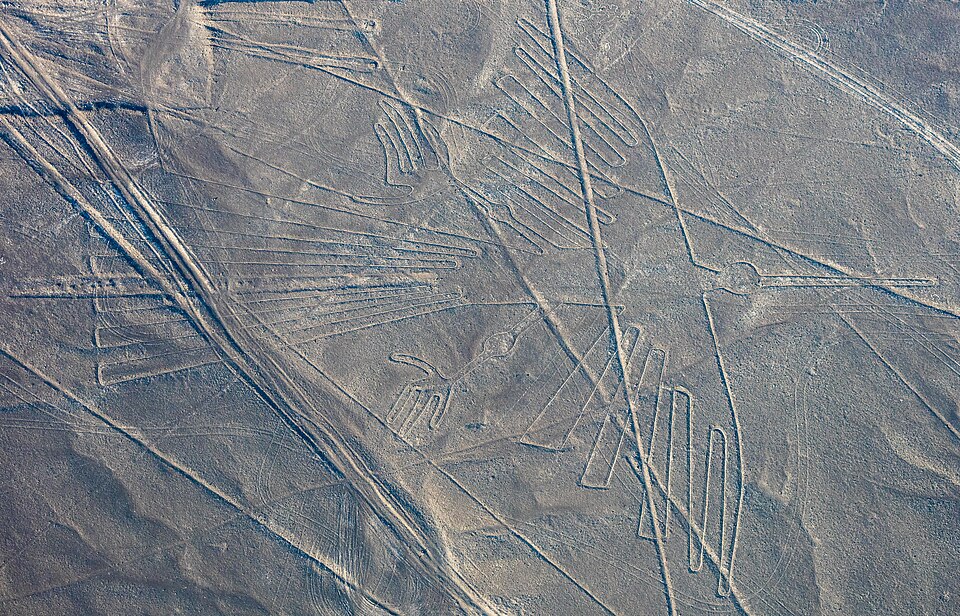 Geoglifo del Cóndor visto desde el aire en Nazca